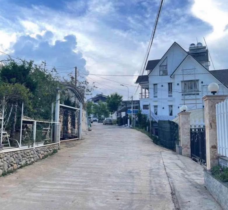 Lô đất biệt thự đường Trịnh Hoài Đức, Đà Lạt 200m² - Sổ hồng chính chủ, giá hấp dẫn!