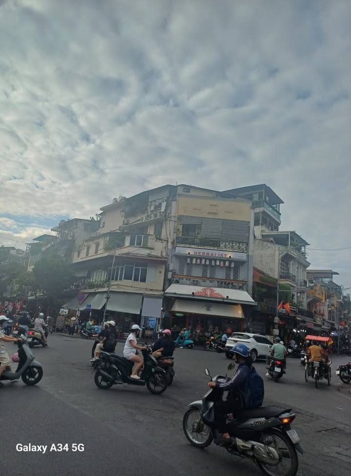 Nhà mặt phố Hàng Gai, Hoàn Kiếm 218m² - Vị trí đắc địa, giá thỏa thuận!