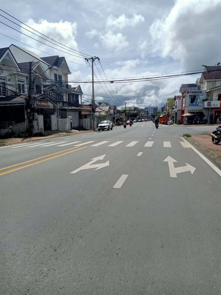 Nhà kiên cố 120m² Phường 8 Đà Lạt giá 2.75 tỷ - Sân ô tô 7 chỗ tiện nghi!