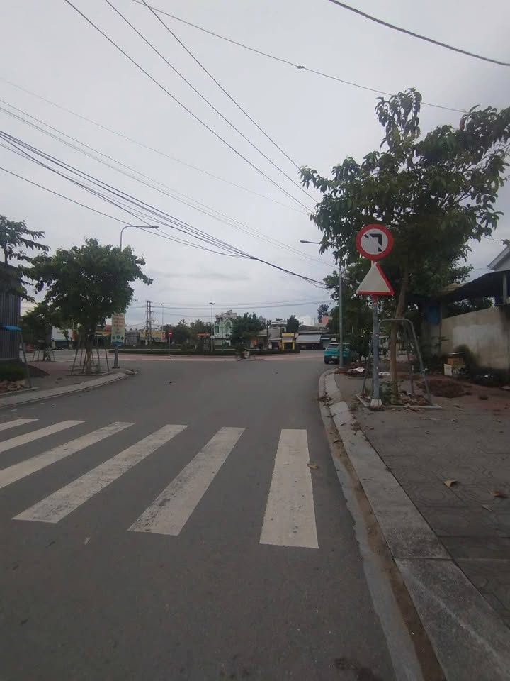 Nhà mặt tiền Hoàng Hoa Thám, Dĩ An 141m² giá 6.8 tỷ - Kinh doanh đắc địa!