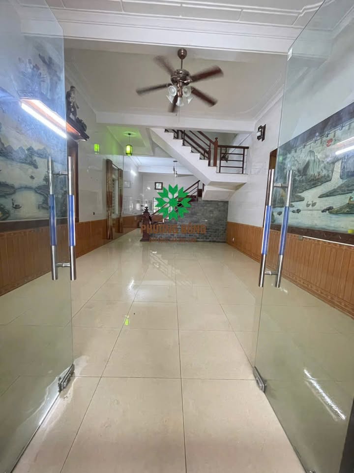 Nhà cho thuê nguyên căn 3 tầng tại đường Hà Huy Tập, Vinh 150m² giá chỉ 10 triệu/tháng - Kinh doanh sầm uất!