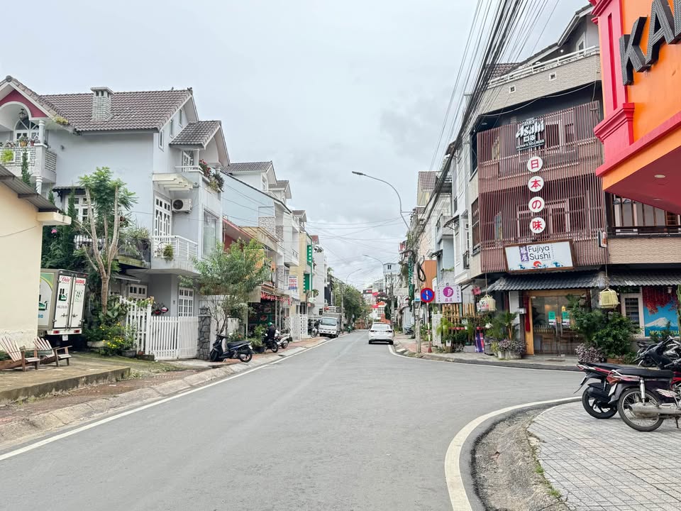 Khách sạn Đà Lạt 90m² giá 13 tỷ - Khu vực sầm uất, kinh doanh thuận lợi!