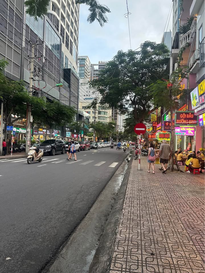 Nhà 7 tầng Hùng Vương Nha Trang 51m² giá 15.5 tỷ - Kinh doanh tuyệt vời!