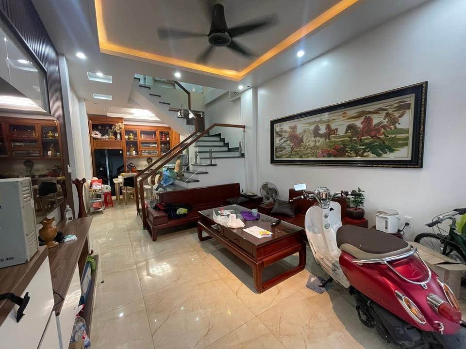 Nhà 4 tầng Vinhomes Riverside 40m² giá 4.7 tỷ - Đẳng cấp sống đích thực!