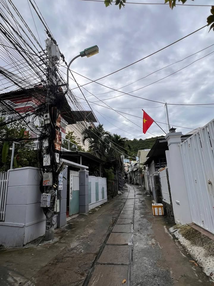 Nhà Gác Lửng Đường Nguyễn Hoành Nha Trang 47m² giá 2.37 tỷ - Đường ô tô rộng rãi!