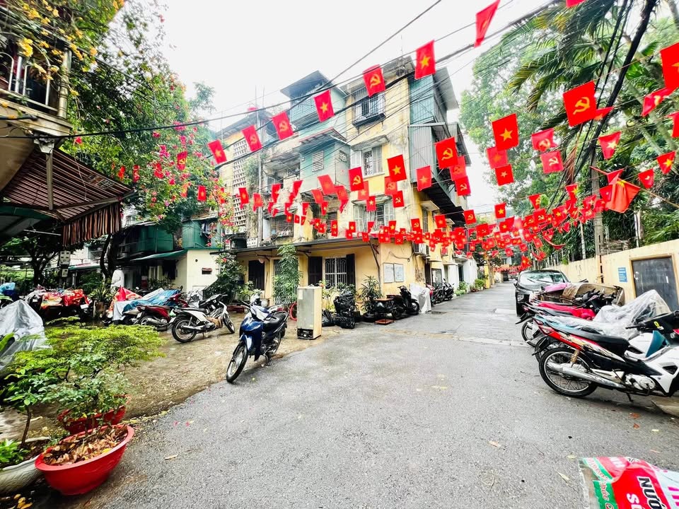 Căn hộ Tập thể Hòa Bình 7, Hai Bà Trưng 22m² - Nhà đẹp, ô tô đỗ cửa!