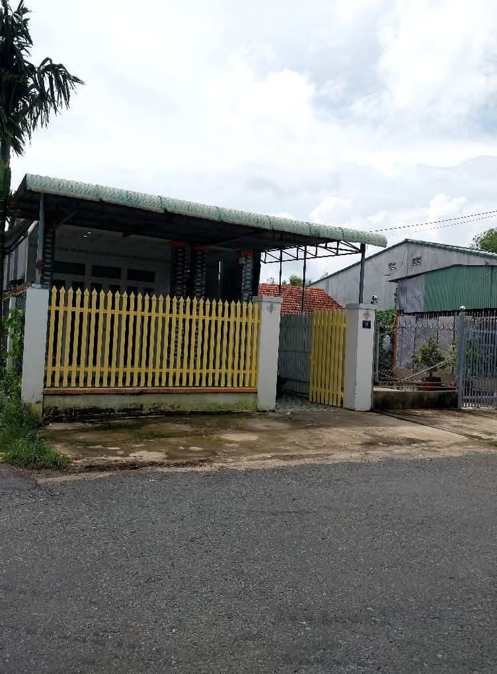 Nhà nguyên căn Ninh Tân 180m² giá chỉ 3 triệu - Phòng khách rộng rãi, thoáng mát!