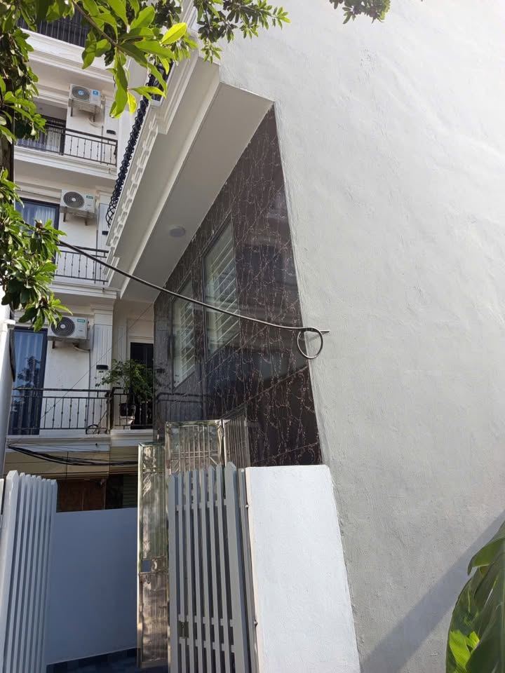 Nhà 5 tầng Liên Ninh Thanh Trì 55m² giá 6.3 tỷ - Sổ đỏ chính chủ, thiết kế hiện đại!