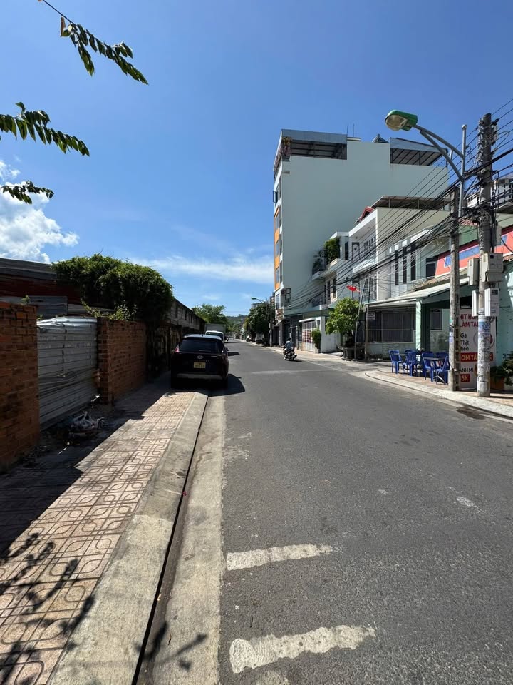 Bán nhà mặt tiền đường Hoàng Sa, Nha Trang 100m² giá 11 tỷ - Vị trí kinh doanh lý tưởng!