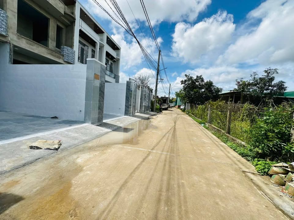 Nhà liền kề 100m² hẻm 280 Lý Thái Tổ, Pleiku - Giá 2.39 tỷ, Sân ô tô, Tặng nội thất!