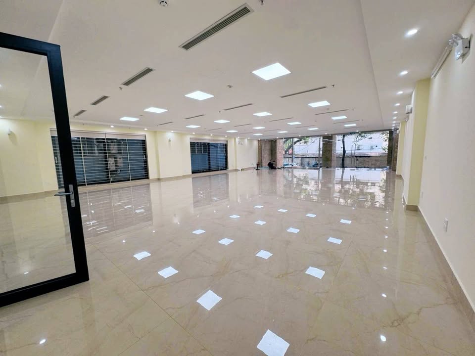 Cho thuê mặt tiền phố Hoàng Ngân 760m² giá thỏa thuận - Thiết kế hiện đại, tiện ích đầy đủ!
