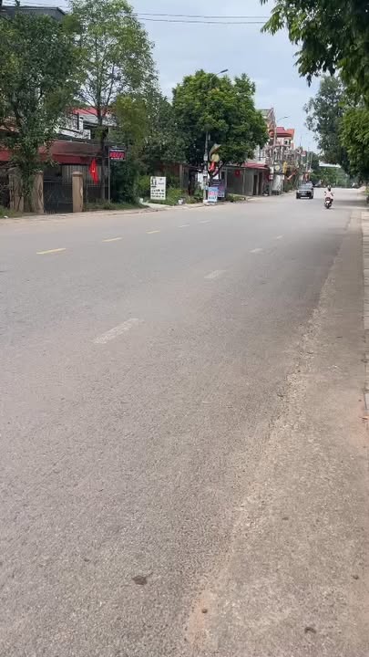 Bán gấp nhà 3 tầng mặt đường QL17, Phồn Xương, Yên Thế 180m² - Nội thất cao cấp, sẵn sàng vào ở!