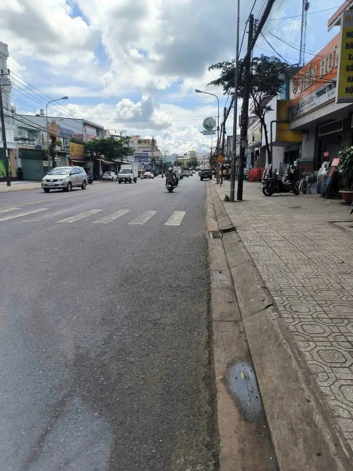 Bán nhà mặt tiền Trần Phú, Bảo Lộc 4560m² giá 25.5 tỷ - Kinh doanh thuận lợi!