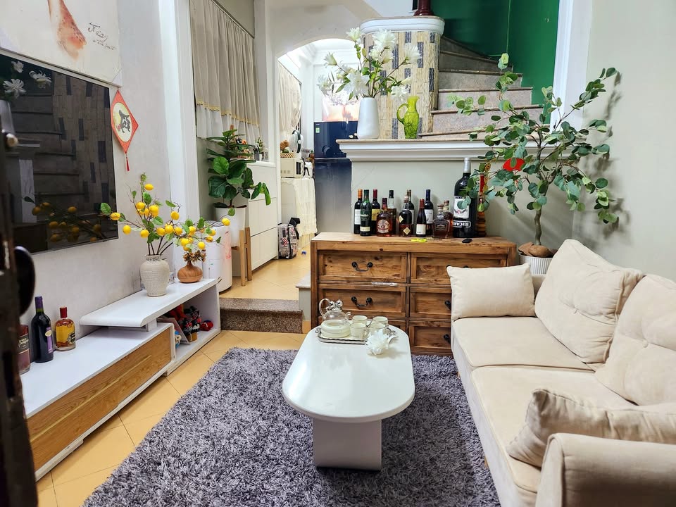 Nhà cho thuê tại Thụy Khuê, Ba Đình, 3 tầng, giá 10 triệu - Không gian thoáng đãng, tiện nghi đầy đủ!