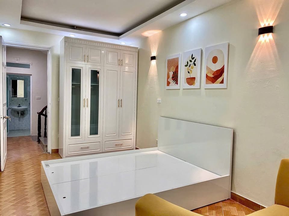 Nhà cho thuê tại Ngõ Cầu Giấy, 34m², 5PN - Giá chỉ 15 triệu!