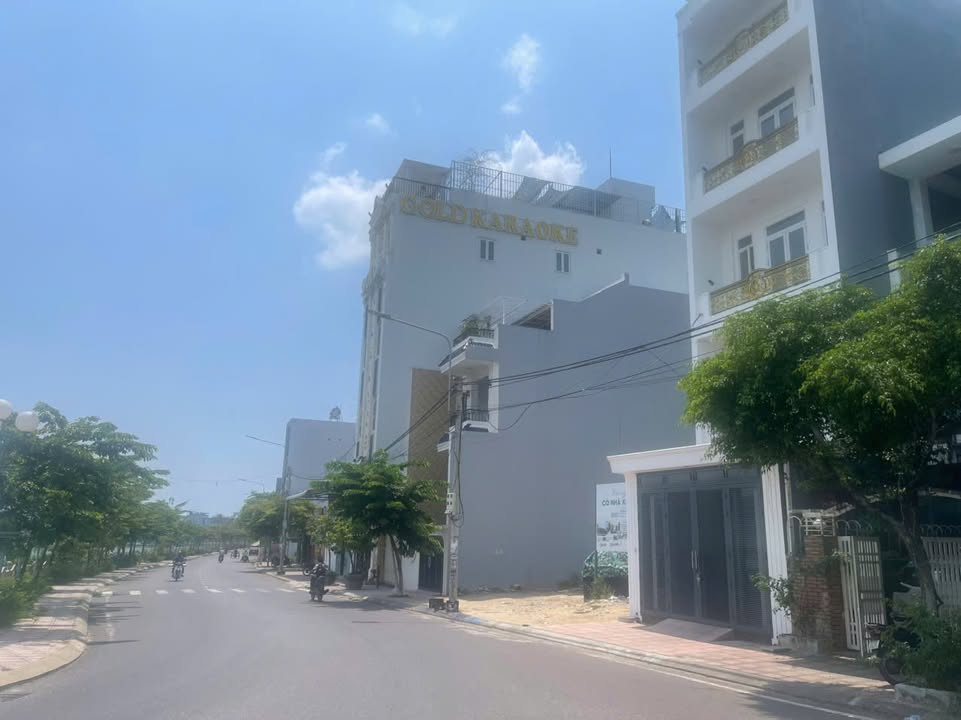 Bán nhà 3 tầng mặt tiền đường Hoa Lư, Đống Đa, Quy Nhơn - Giá 6.4 tỷ, vị trí đắc địa!