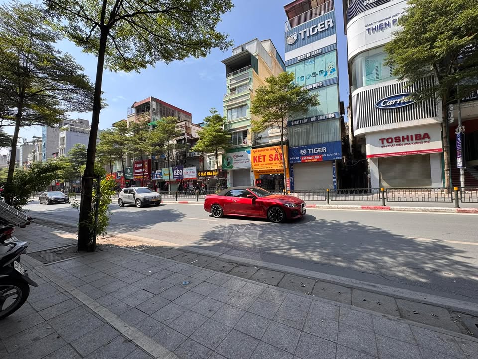 Cho thuê tầng 1 mặt phố Nguyễn Lương Bằng 90m² giá 20 triệu - Vỉa hè rộng thoáng