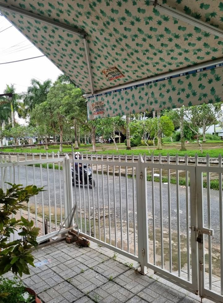 Nhà phố rộng lớn tại Đông Thịnh 9, Long Xuyên 108m² giá 4 tỷ - Nằm ngay cạnh công viên!