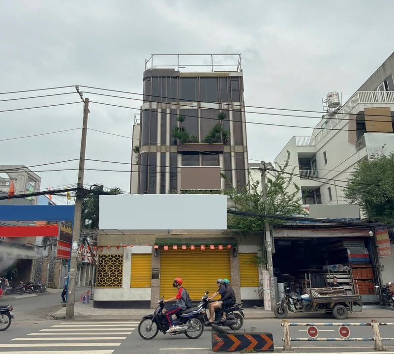 Nhà mặt tiền Nguyễn Văn Khối 180m² giá 100 triệu/tháng - Đối diện công viên Làng Hoa!