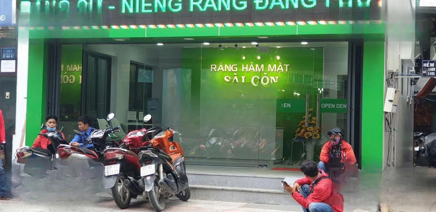 Nhà mặt tiền Đề Thám, Quận 1 giá 75 triệu - Kinh doanh sầm uất!