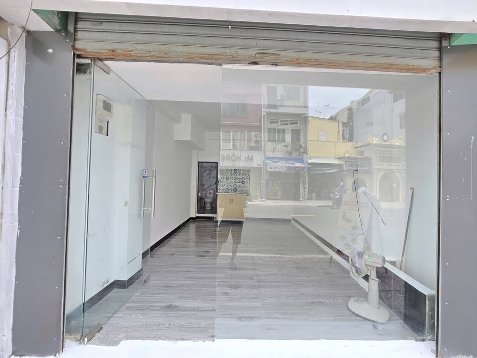 Cho thuê mặt tiền Huỳnh Văn Bánh, Phú Nhuận 40m² giá 12 triệu - Kinh doanh sầm uất ngay trung tâm!