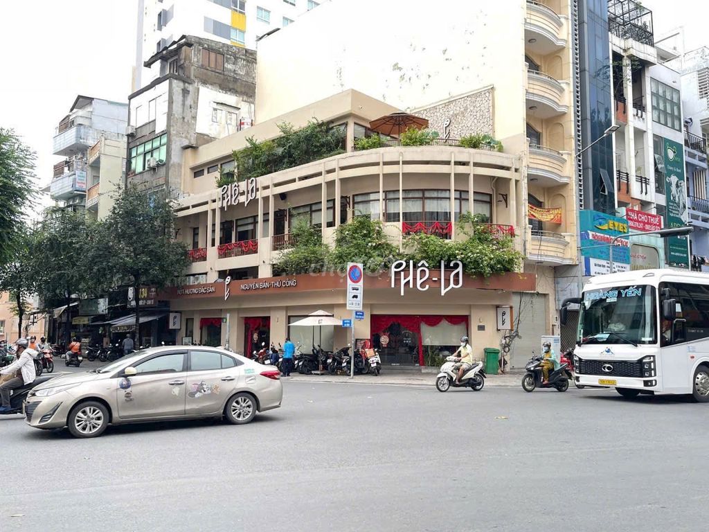 Cho thuê văn phòng góc 2 mặt tiền đường Phan Bội Châu, Quận 1 - Diện tích 240m², giá 100 triệu/tháng!