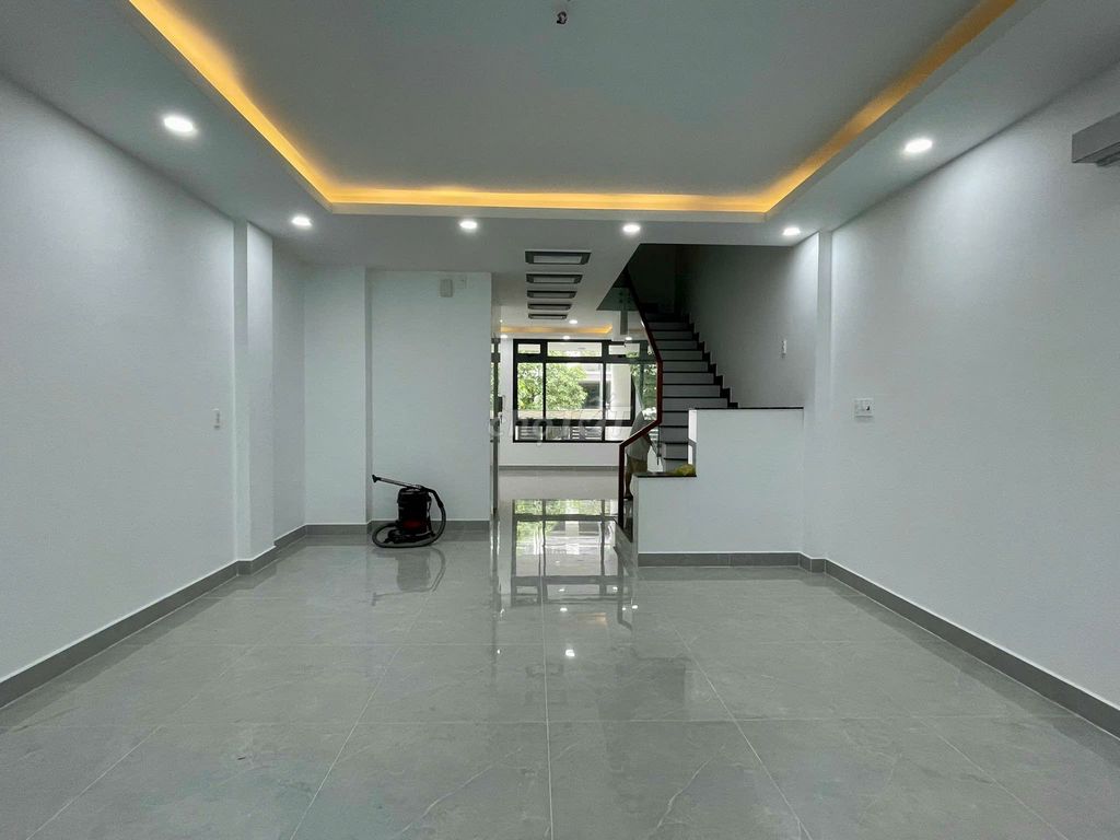 Cho thuê nguyên căn nhà phố 5x21,5m tại KĐT Vạn Phúc - Giá 37 triệu, thang máy, full máy lạnh