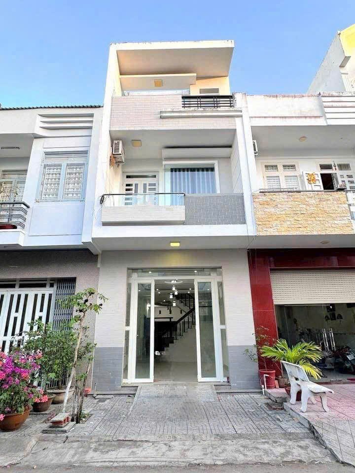 Nhà trệt 2 lầu Hưng Phú 1 68m² giá 11 triệu - Thiết kế hiện đại, tiện kinh doanh!