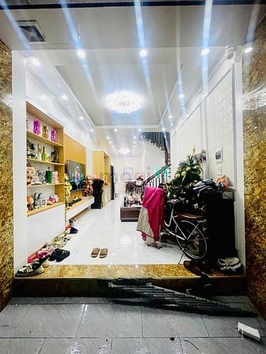 Bán nhà Văn Chương, Đống Đa 43m² giá 13.8 tỷ - Gần hồ, ngõ rộng ô tô vào được!