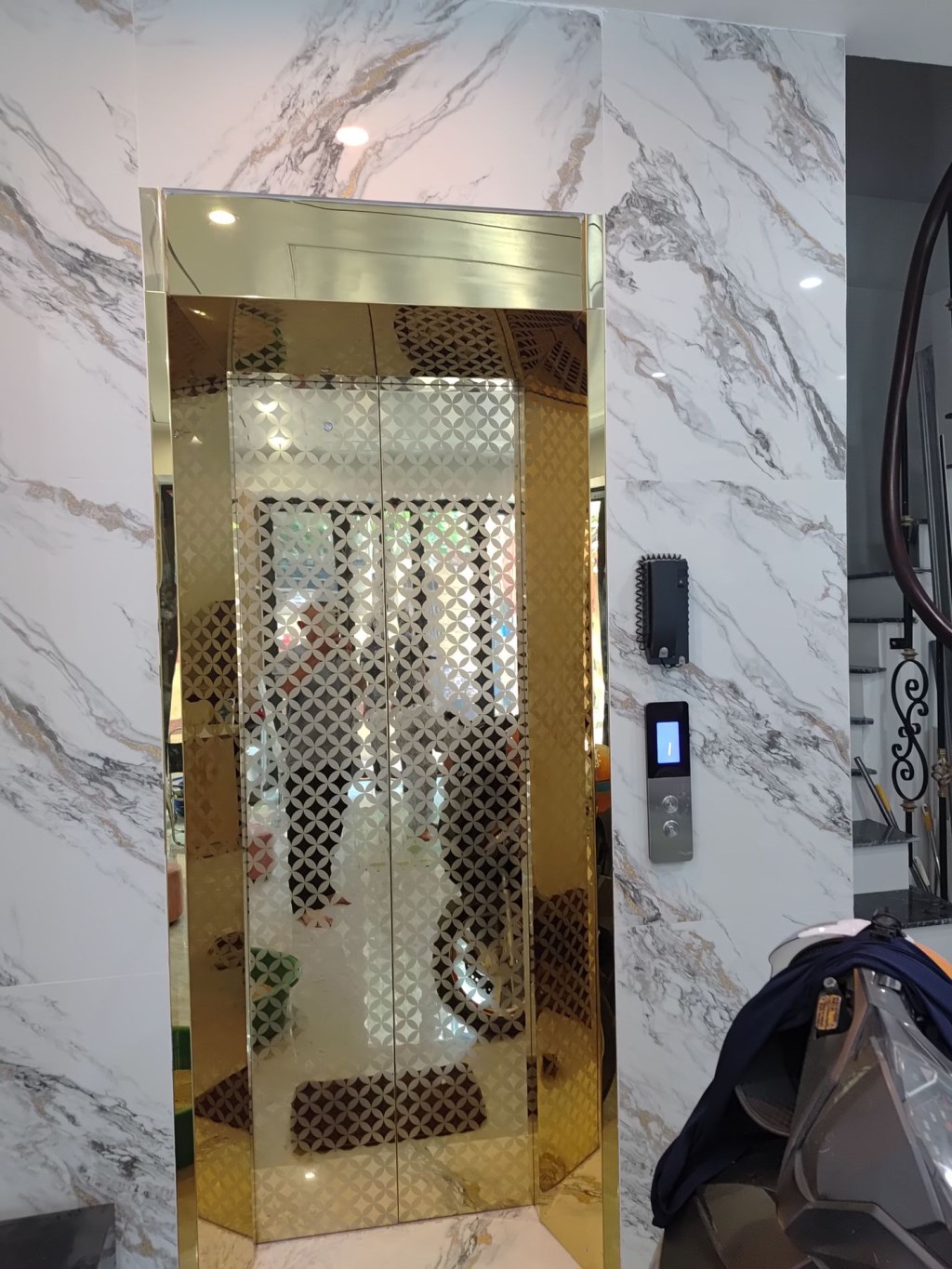 Nhà đẹp Mậu Lương 32m² giá 7.6 tỷ - Thang máy hiện đại sẵn sàng vào ở!