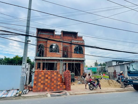 Nhà mặt tiền Trương Văn Kỉnh, Trà Vinh 110m² giá 4.2 tỷ - Thiết kế sang trọng, sân đậu ô tô!