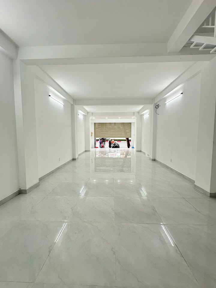 Cho thuê mặt tiền đường Cộng Hòa, Quận Tân Bình - Diện tích 100m², giá chỉ 3X triệu!