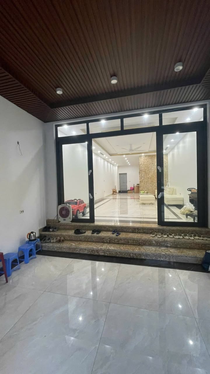 Nhà cho thuê mặt đường Phan Đăng Lưu, Hạ Long 35 triệu - Thang máy hiện đại, nhiều phòng set up đẹp!