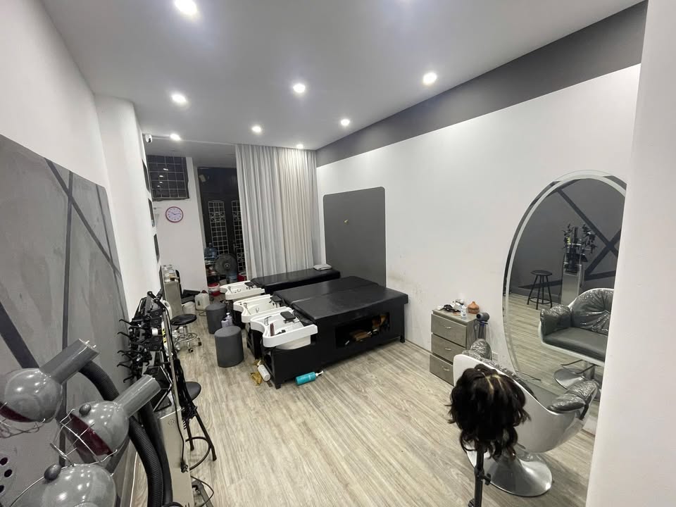 Cửa hàng mặt phố Đặng Tiến Đông 60m² giá 16.5 triệu - Vị trí đẹp, dễ kinh doanh!