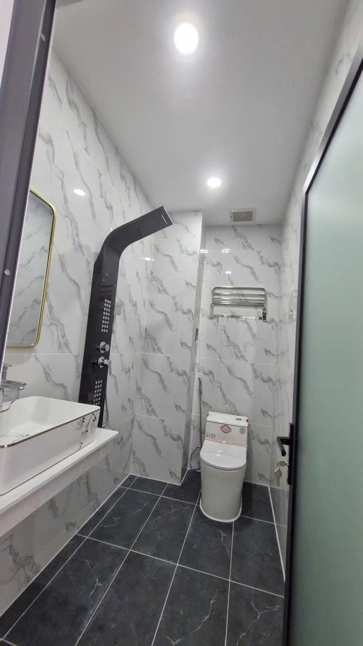 Nhà 5 tầng Thạnh Xuân 25, quận 12 - 7.8 tỷ - Thiết kế hiện đại, chính chủ!