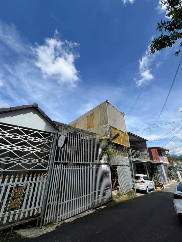 Bán nhà Đồi Thông Tin Đà Lạt 65m² giá 2.2 tỷ - Giá cực tốt cho nhà phố!