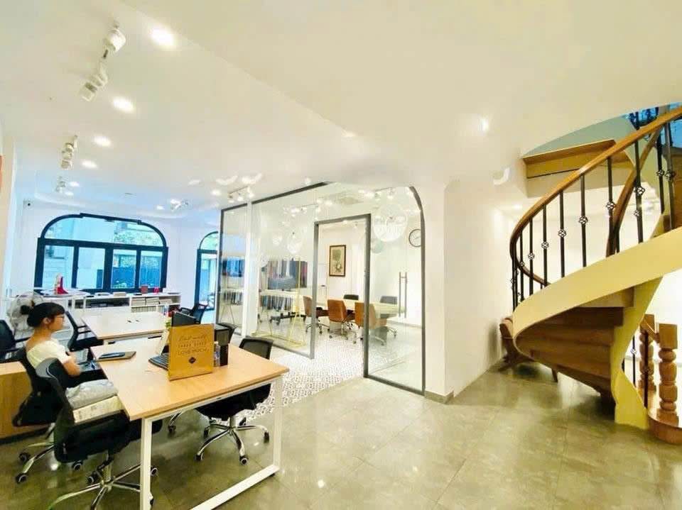Cho thuê mặt tiền khu Tân Định Quận 1 144m² - Vị trí đắc địa, thích hợp làm văn phòng!