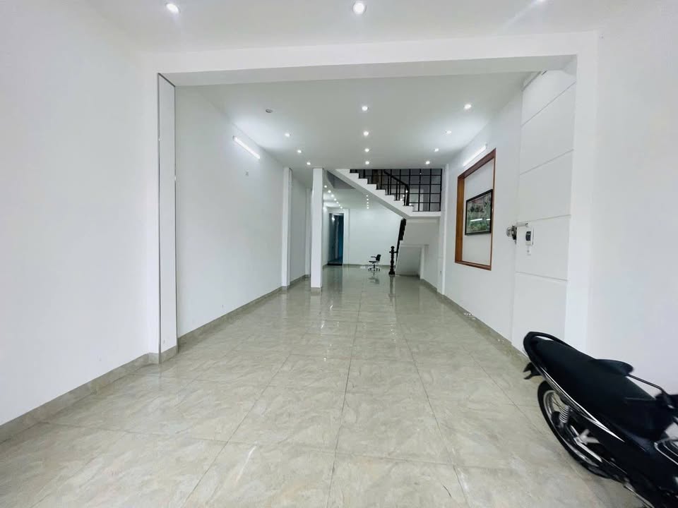 Nhà phố mặt tiền Lê Văn Hiến 150m² giá 12 tỷ - Cơ hội đầu tư tuyệt vời!
