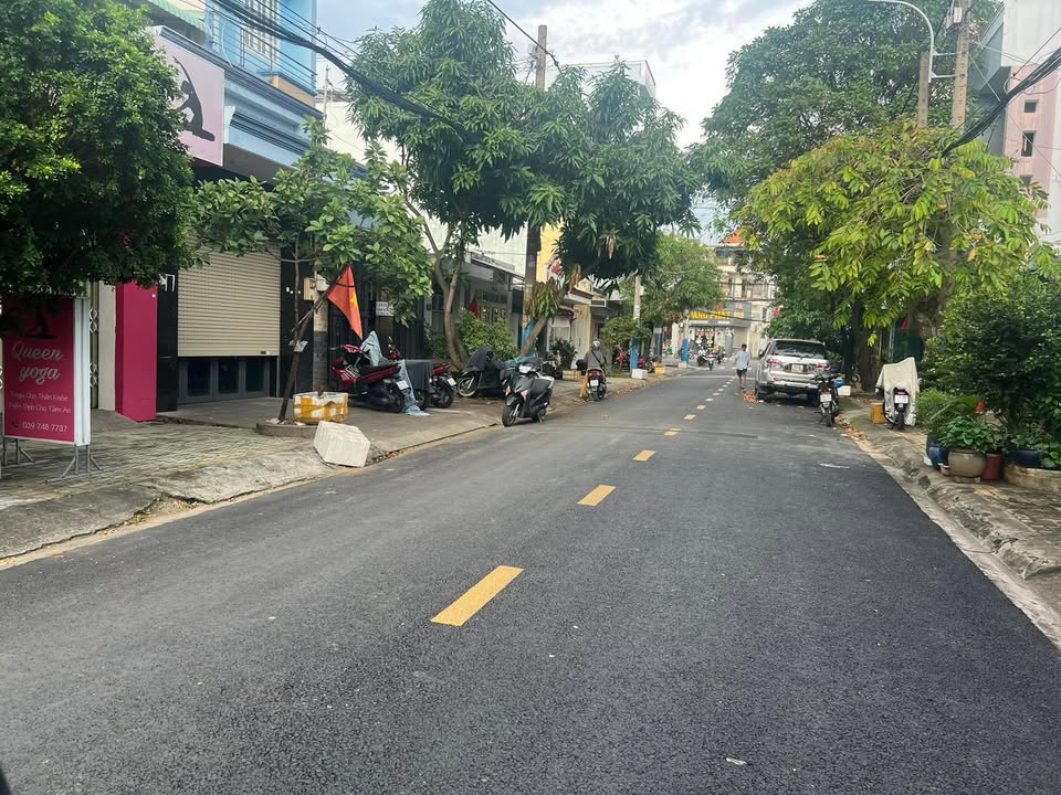 Nhà phố đường Số 2, quận 9, TP Hồ Chí Minh 126m² giá 9.2 tỷ - Khu dân trí cao, hướng Đông