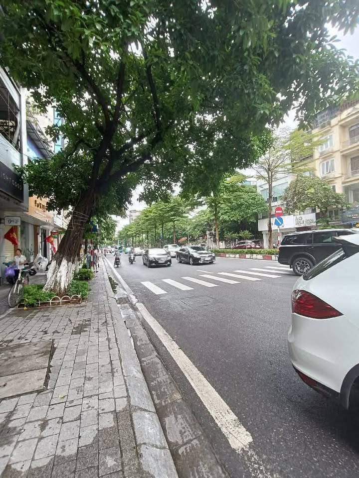 Bán gấp FrontHouse tại Kim Mã, Ba Đình - 90m² chỉ 33.5 tỷ - Ô tô tránh, kinh doanh sầm uất!