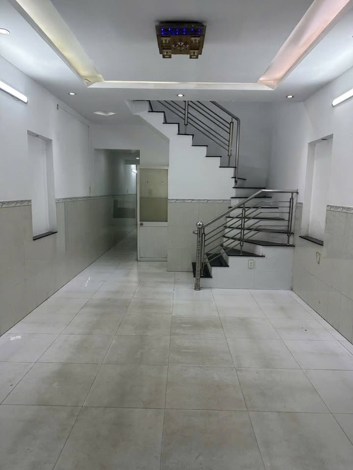 Nhà cho thuê mặt hẻm xe tải đường Phạm Hùng, Quận 8 - Diện tích 68m², 4 phòng ngủ, giá 14 triệu/tháng!