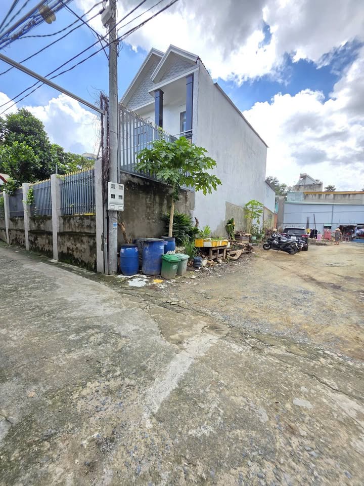 Đất nền Tân Bình Dĩ An 150m² giá 3.98 tỷ - Sổ hồng riêng, tiện ích đa dạng!