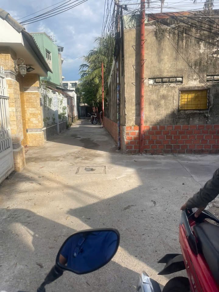 Nhà 2 tầng hẻm ô tô gần đường Nguyễn Thái Học - Chỉ 2 tỷ