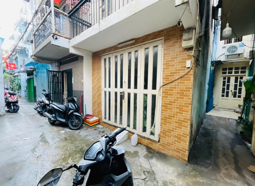 Nhà hẻm Cách Mạng Tháng 8 Quận 3 - 16m² giá chỉ 2.2 tỷ - Sổ hồng chính chủ!