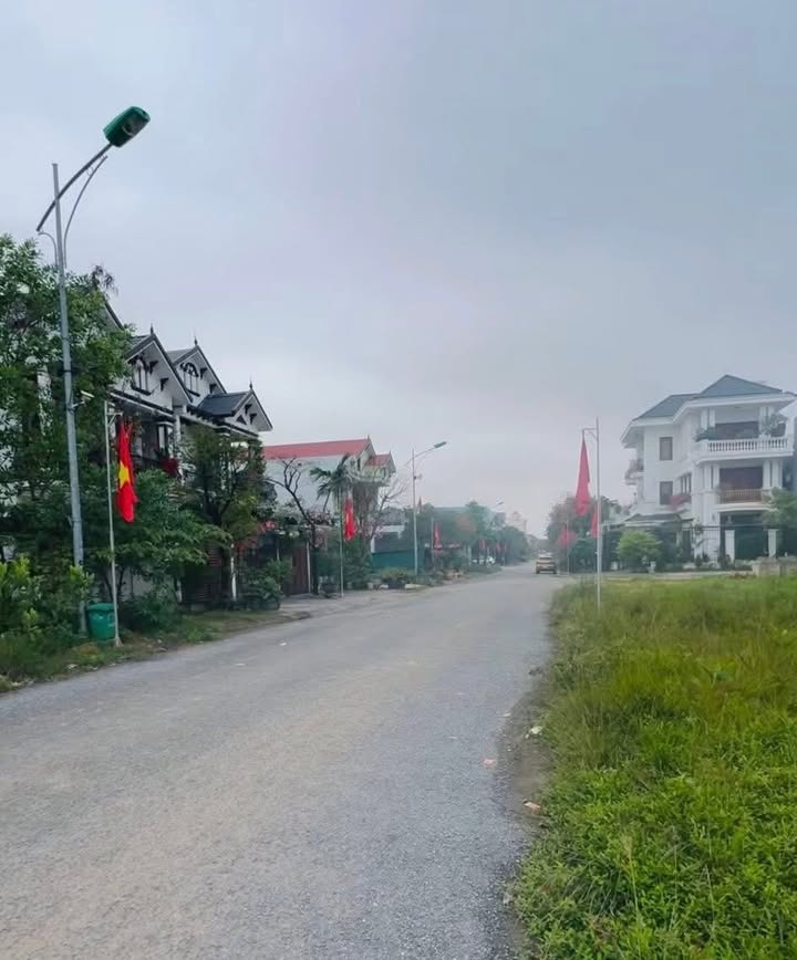 Đất nền liền kề mặt tiền đường Hồng Chương, Đồng Hới 136.5m² giá chỉ 3.3 tỷ - Đầu tư sinh lời hấp dẫn!