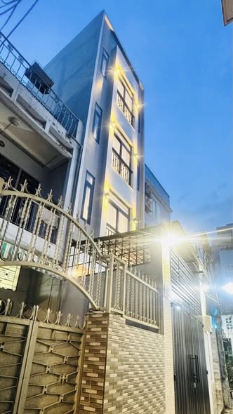 Nhà 4 Tầng Đẹp Lung Linh tại Lê Hồng Phong, Quận 10 - Chỉ 10 Tỷ!