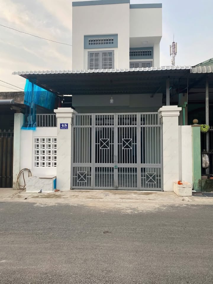 Nhà 1 trệt 1 lầu Tân Phú Trung Củ Chi 100m² giá 3.05 tỷ - Khu dân cư sầm uất!