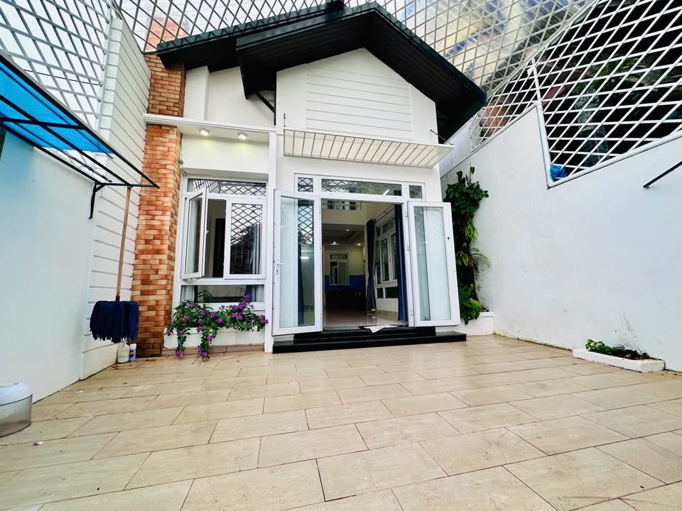 Nhà đẹp hẻm 428 Hùng Vương, Buôn Ma Thuột 114m² giá 3,8 tỷ - Địa thế thuận lợi, sổ hồng riêng!