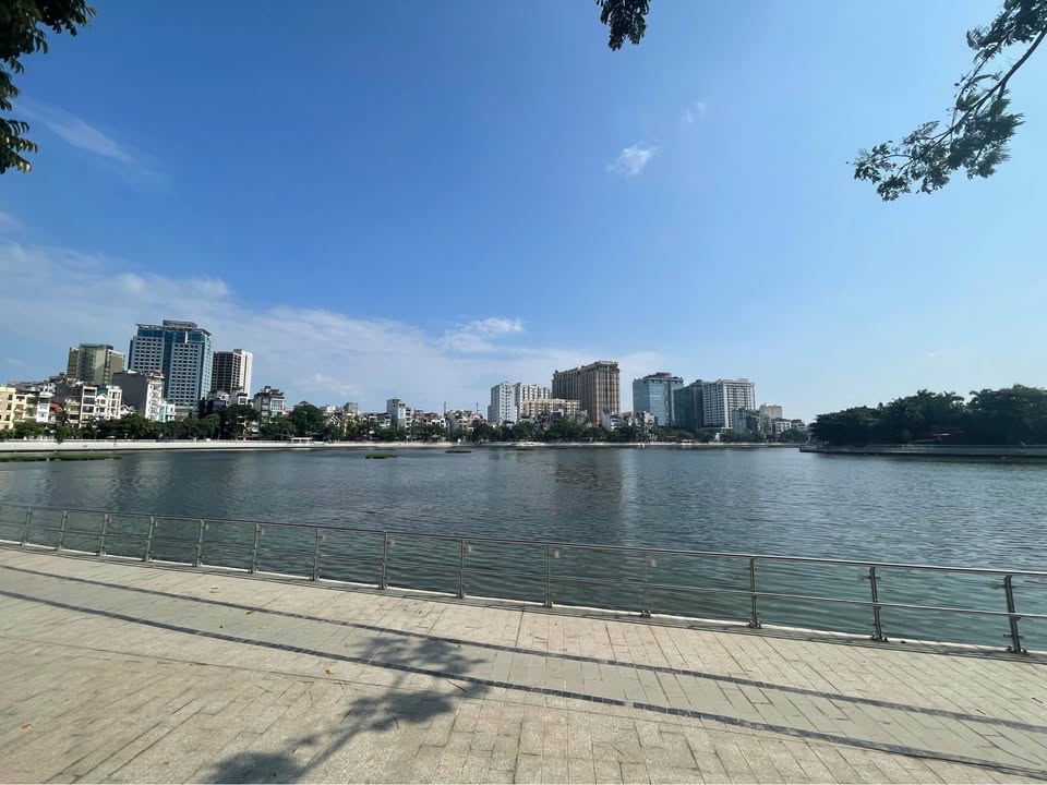 Nhà mặt hồ Hoàng Cầu 55m² giá 38.2 tỷ - Đầu tư sinh lời đẳng cấp!