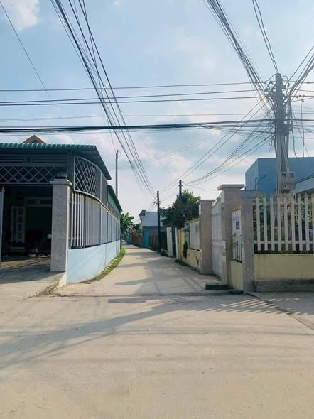 Nhà phố Tân An 96m² giá 2.05 tỷ - Sân ô tô, gần chợ và trường học!